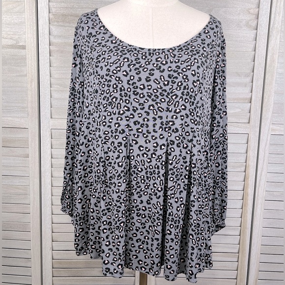 TORRID Long Sleeve Crinkle Gauze Blouse w Pleated Bottom Gray Leopard Print-0X - Picture 1 of 2